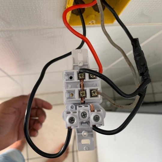 servicos-eletricos-e67fa7cb38ebab3380af68fcd1a79596-1746619609